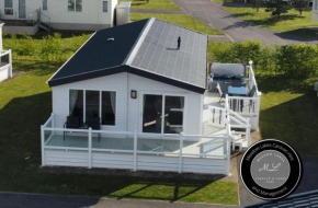 Golf Village 27, Hot tub, WiFi, pet friendly, located overlooking Golf course - Grange Leisure Park - Meadow Lakes Caravan & Lodge Hire